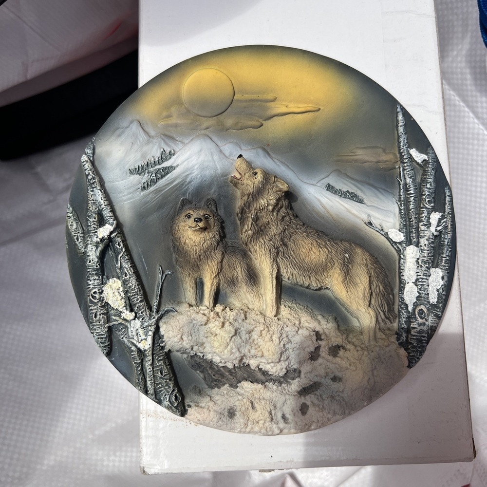 3D Wolf Howling At The Moon Round Picture